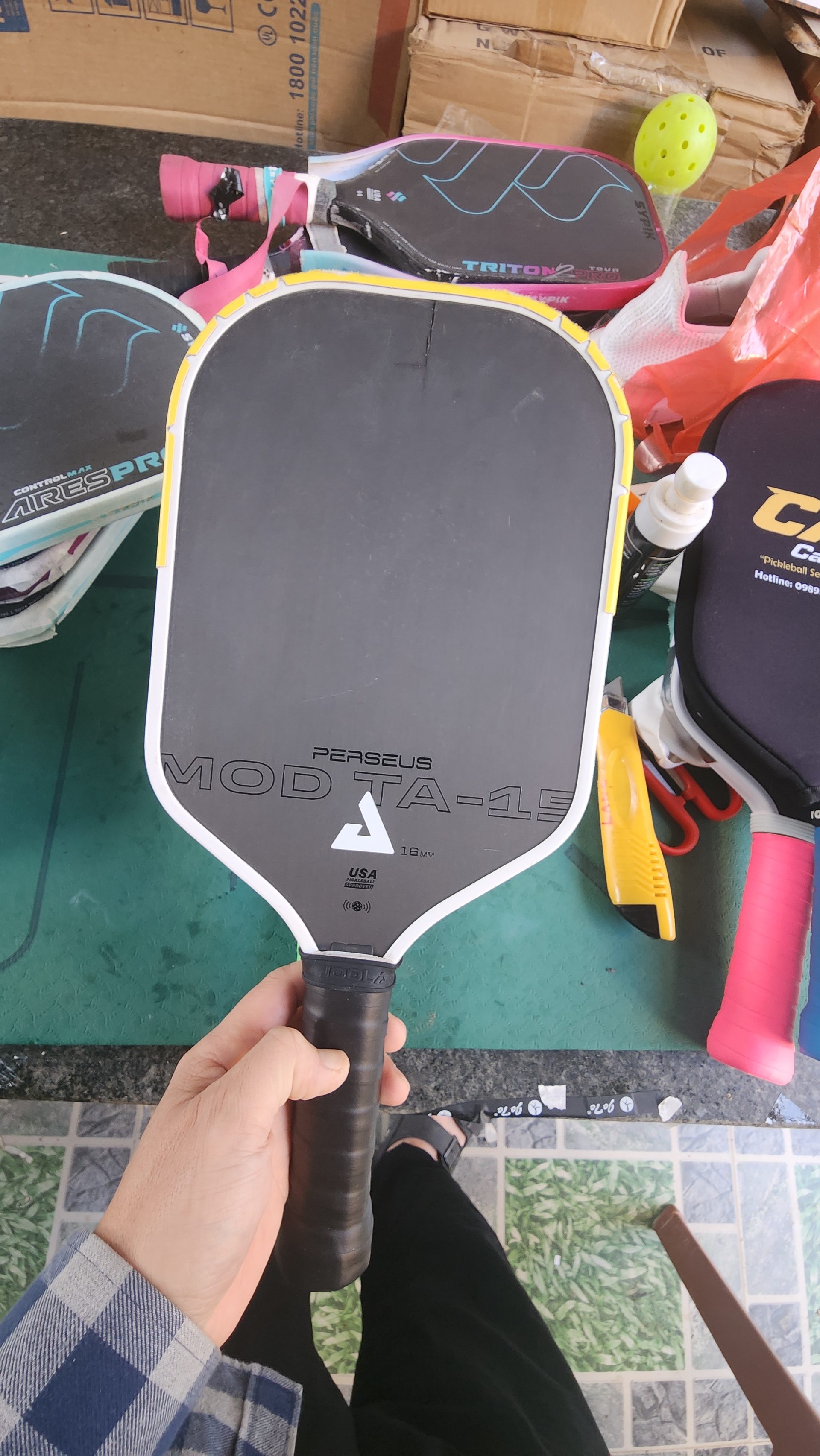 Kỹ thuật viên xử lý mặt vợt Pickleball