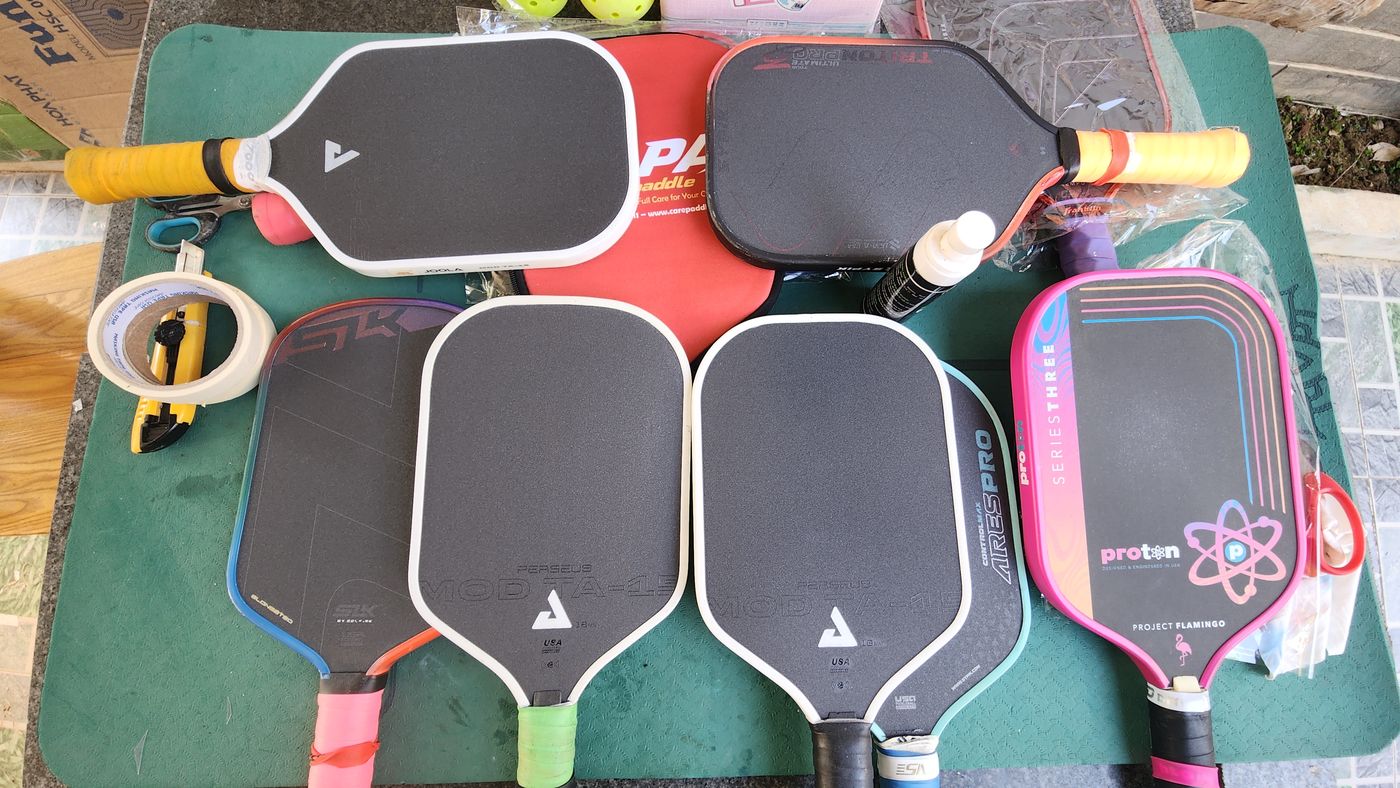 Vợt Pickleball chờ xử lý tại xưởng